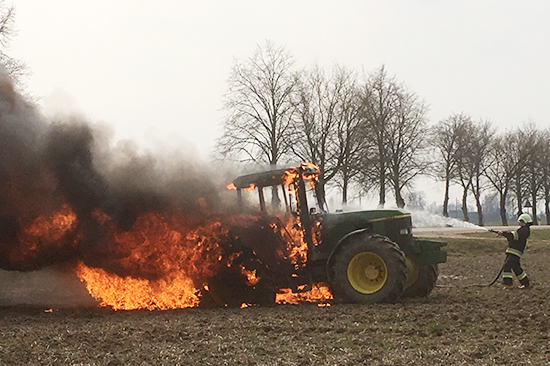 gaisras traktorius